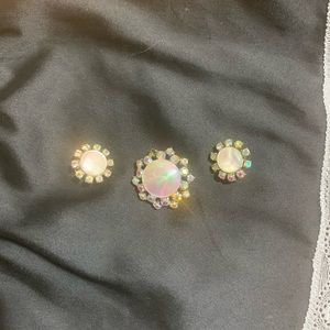 ✨Vintage Brooch and clip on earrings✨